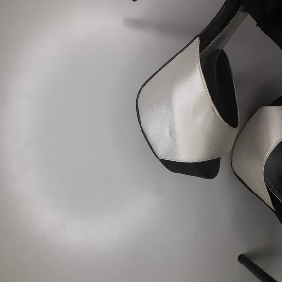 - Platform heels - Picture 7 of 12